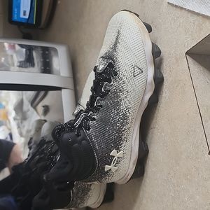Boys Under Armour Lockdown Football Cleats size 1.5 Black and White EUC
